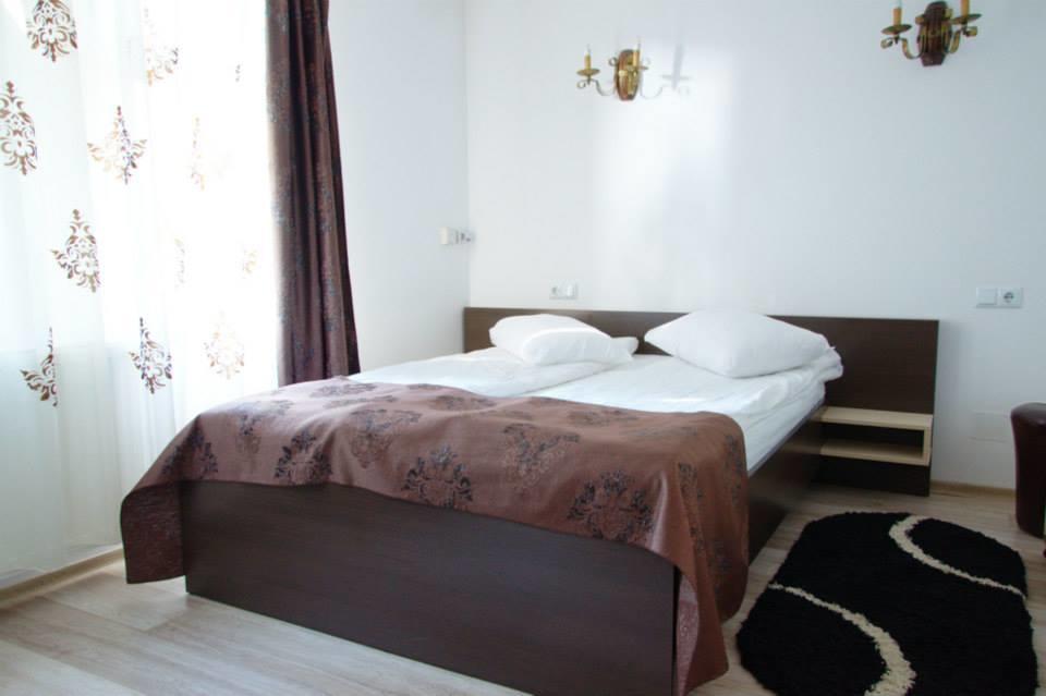 Pensiunea Cabana Soimul Comanesti  ภายนอก รูปภาพ
