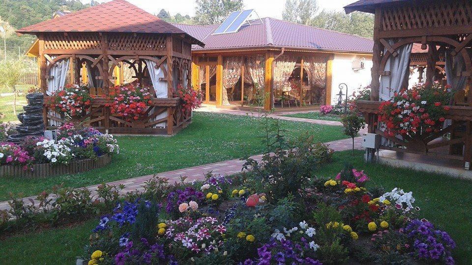 Pensiunea Cabana Soimul Comanesti  ภายนอก รูปภาพ